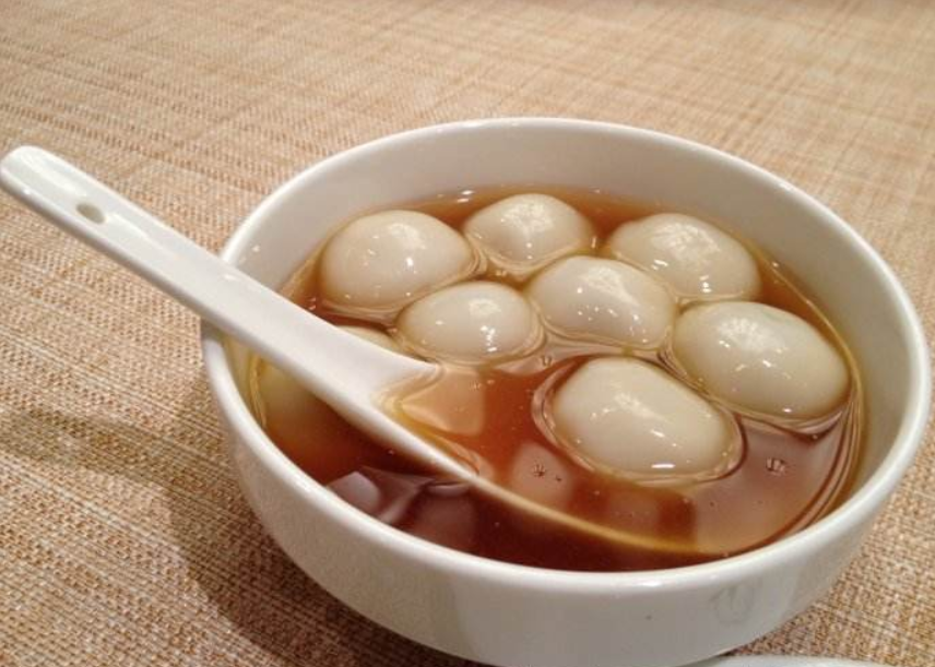 客家汤圆:软糯饱满的客家汤圆,揉面和添加清水的步骤需要同步进行