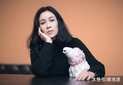 走进那英现实中的家，花园里有很大的草坪，连房子外墙都有浮雕