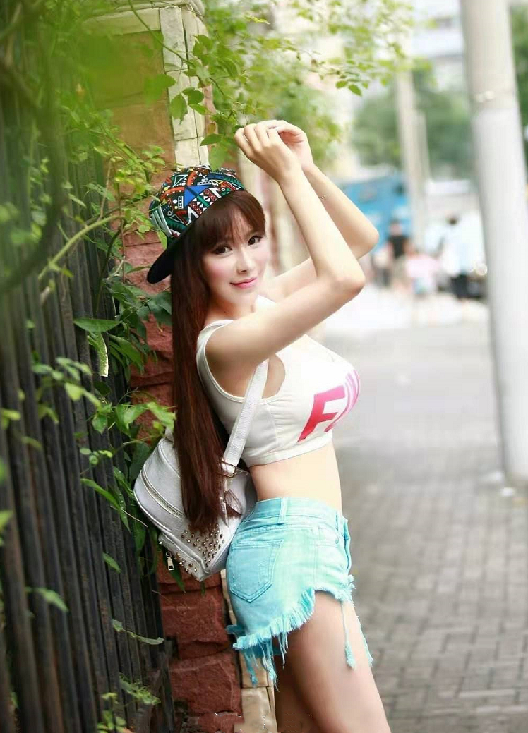 少妇这身打扮堪比小姑娘