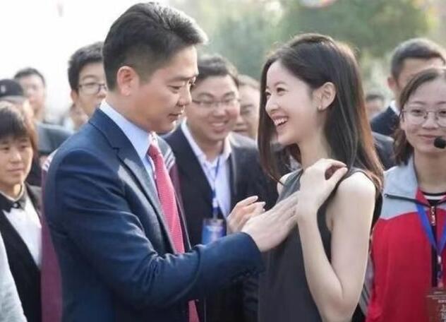 只比刘强东大五岁的岳母, 究竟有多美?