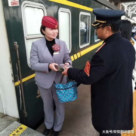 车驶前5分钟，有这对铁路夫妻爱情的模样