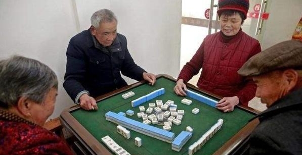 广西老奶奶打麻将没输过，临死前告诉儿子，二张牌不留，稳赢