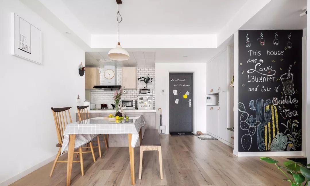 进门就是厨房与餐厅的两居室，全屋没有复杂的设计却也不单调！