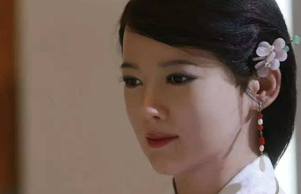 为何日本机器人“妻子”风靡全球，男人欲罢不能，行为让人痴迷