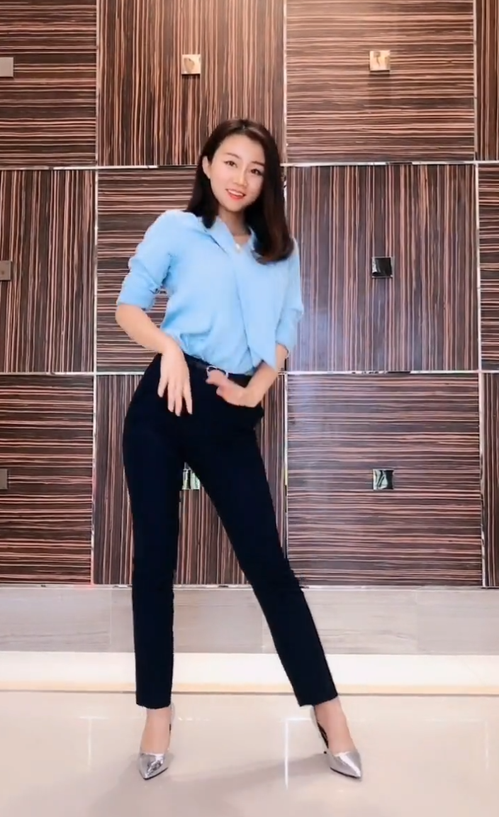 少妇一身职业装，尽显成熟魅力