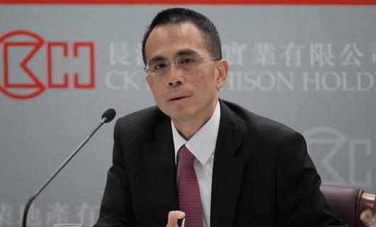 他在香港山顶有4栋别墅，因担心被绑架，一直住近百年历史的旧屋