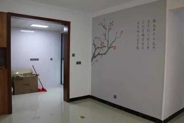 8万简单装修新房，电视墙省钱贴壁纸，没想到亲戚都夸接地气！