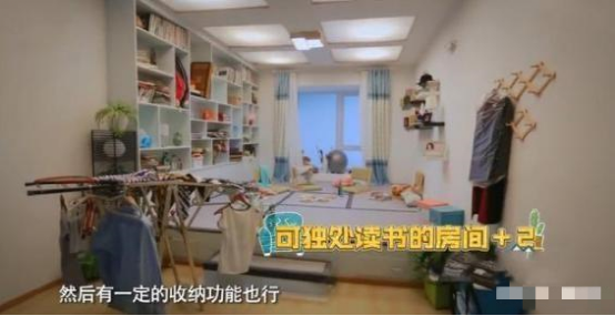 晒晒翟颖住的豪宅，平时很少住在这里，客厅物品杂乱摆放