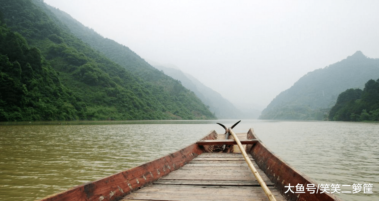 男人忙著和面揉面團，媳婦與兒子在制作皮
