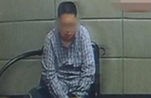 小伙为了报复，居然把女同学照片制成黄色小卡片，发放到学校教室