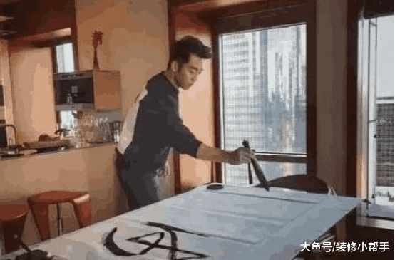 参观郑恺豪宅装修, 电视背景墙很有特色, 平时喜欢练毛笔字