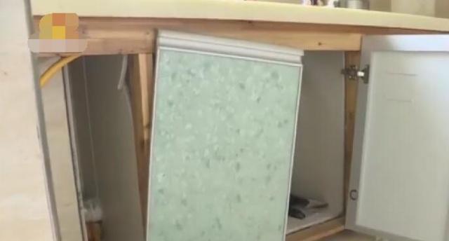 170万买“法拍房”，验房时傻眼，女子找媒体曝光：根本没法住人