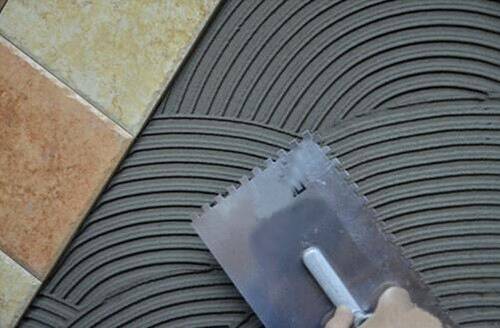 贴瓷砖别再用水泥了, 有钱人都用这种材料代替, 稳固又省钱!