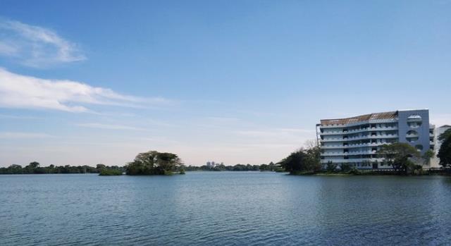 缅甸国内的美女们，对游客们相当友好，为何导游却说别“招惹”？