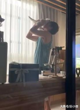 主人收养小奶猫，每天都又亲又吸，问一天不吸猫就不舒服咋办？