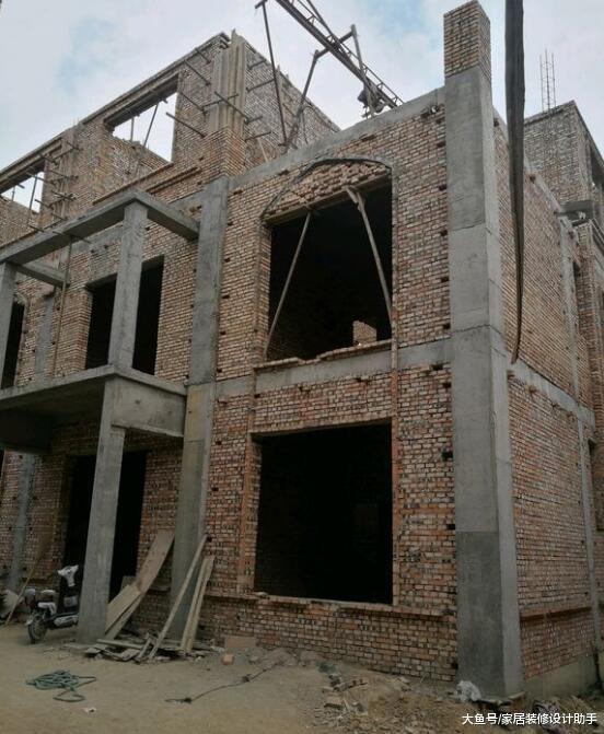 砸40万建房，楼梯踏步、构造柱做毁了，完工后我内心是崩溃的