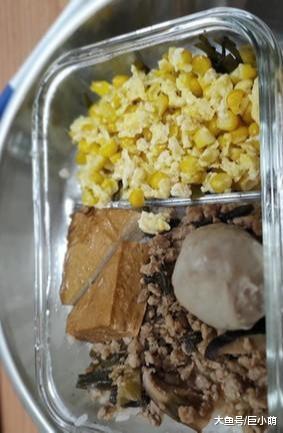 为了避开狗狗吃顿饭，主人把自己关住，谁知道还是失败了