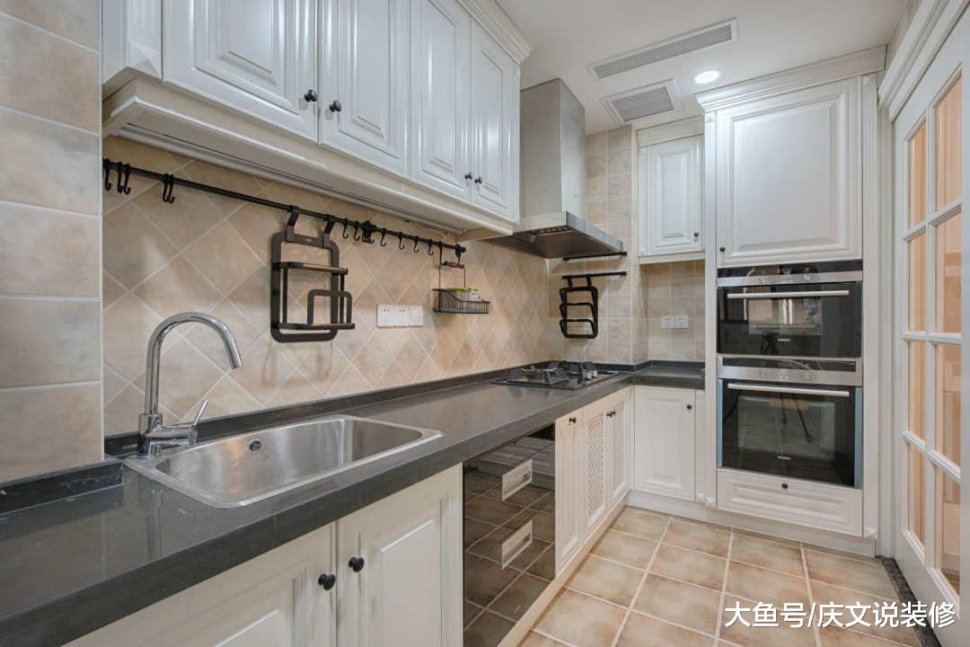 蓝色和卡其色并行，家人才是最珍贵的财富