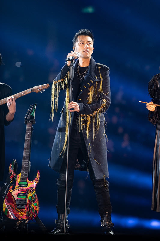 谢霆锋梳一个背头,穿上流苏款大衣,打扮时髦了哪像40岁!