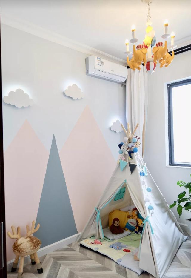 一家三口的新房，晒晒，餐厅设卡座很抢眼，电视墙打满柜子真聪明