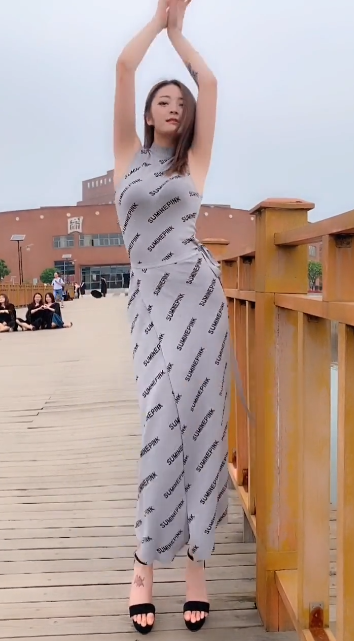 小姐姐图书馆前跳舞，路过的学生都不“淡定”了