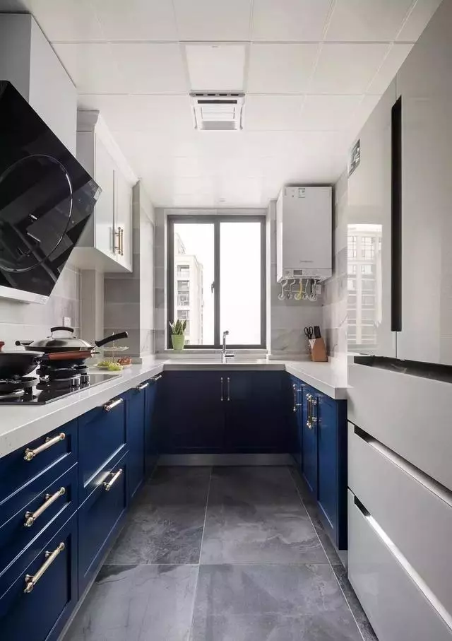 精致轻奢的101平美式三居，宝蓝色定制橱柜获赞一片！