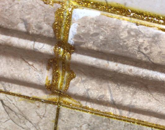 瓷砖美缝，老婆坚持要用土豪金，还说金光闪闪最好看，晒晒！