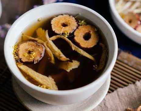 红枣和它一起泡，有想不到的惊喜，女人早晚喝一杯，补血又养颜