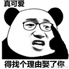 饲养员把大熊猫当白菜晒，其中一只吸引众人目光：生着生着没墨了