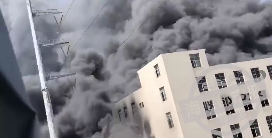 突发视频，晋江五里工业区一鞋厂火灾，浓烟滚滚