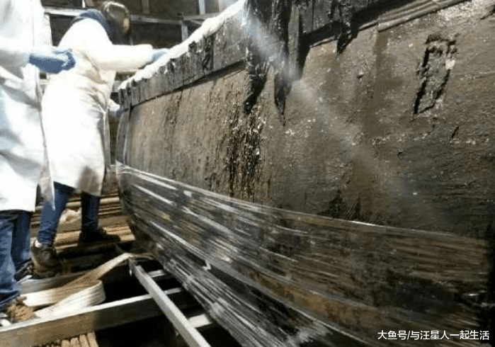 埋藏地下2000多年的楚国棺樽，出土一把神剑，寒光依旧