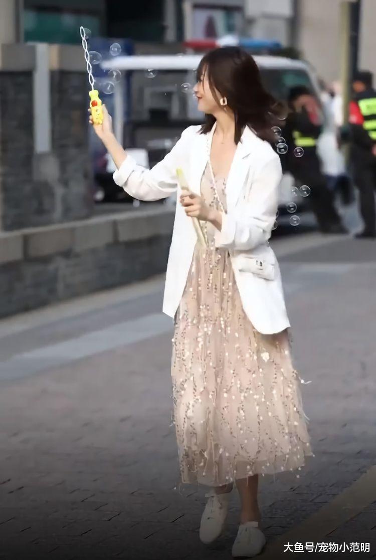 第一眼看小姐姐的裙子很普通，当她转圈圈玩泡泡那一刻，我的世界都陶醉了！