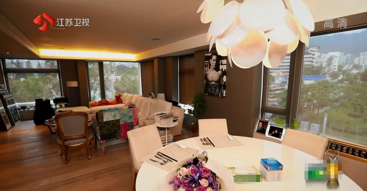 娛樂圈大佬向太官宣向佐戀情，曝光香港豪宅，室內奢華還有超大天臺