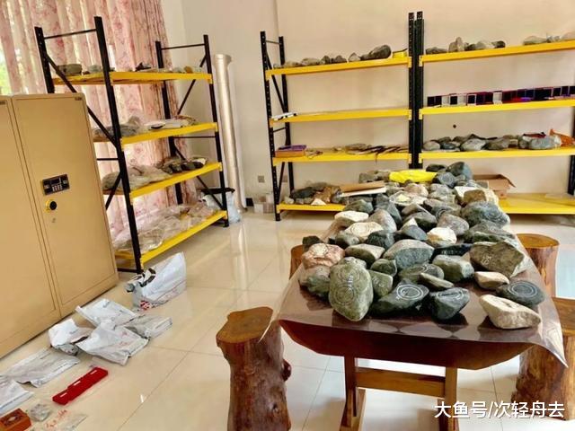 ＂8箱翡翠毛料扔路边4个月都没人领，翡翠已经掉价成这样了？＂