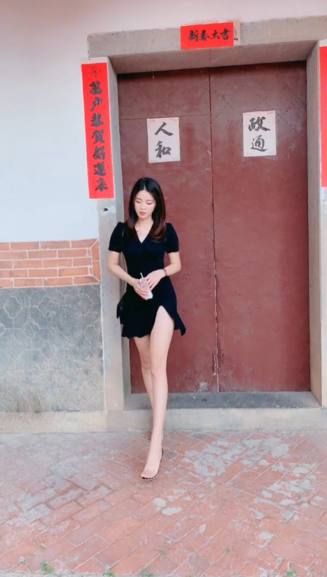 农村大院的美女，这算是衣锦还乡吗？