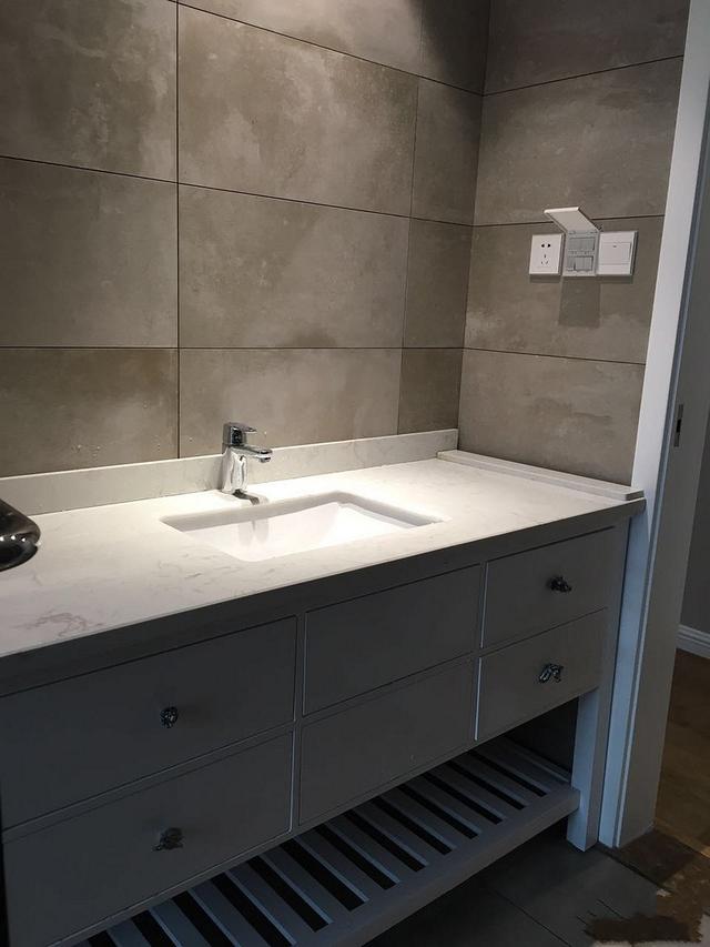 硬装结束了，头一次见卧室衣柜这样装，太漂亮了，邻居纷纷问我在哪定的？