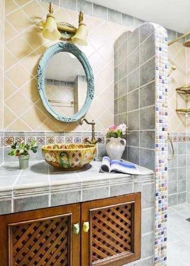 卫生间装个淋浴房太占地了，不如让师傅这样设计，一举两得更实用