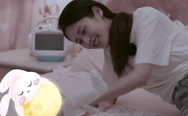 曬曬穎兒住的豪宅，非常喜歡掛畫，平時非常喜歡在家里做飯