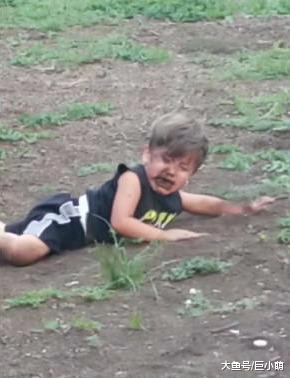 小主人在玩滑梯，随后遭遇飞狗之祸，被撞到趴地吃土主人还在狂笑