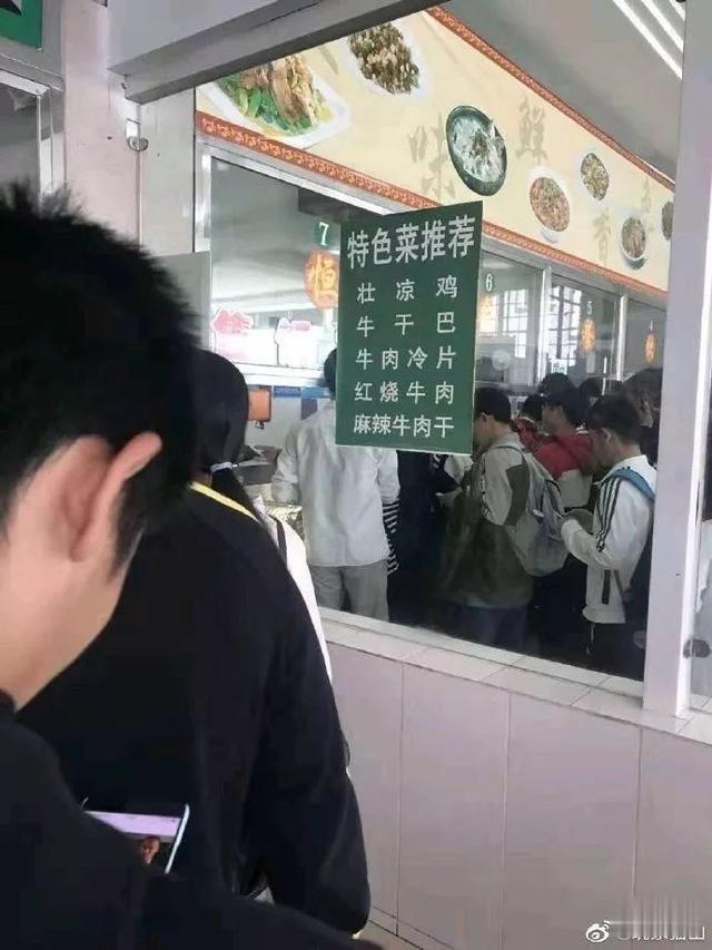 「沙雕图」朋友圈里的大佬晒出他的房产证，竟然有188本