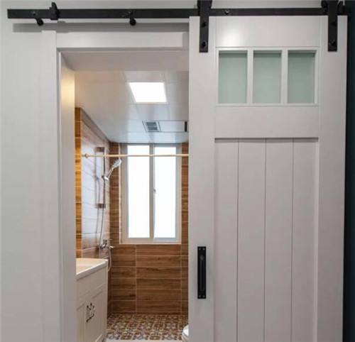 小户型卫生间不仅要做好收纳，门的选择也很关键！