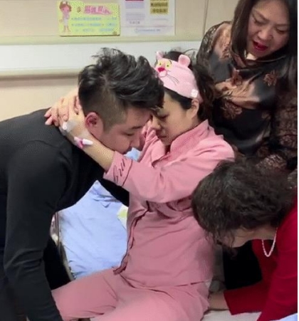 产妇剖腹产后首次下床，婆婆和亲妈的表现亮了，网友：还真不一样
