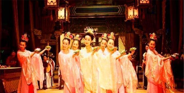 乱世中她有幸成了皇后，却不认亲爹，甚至将亲爹乱棒打死！