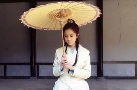 曾是著名的谋女郎，何炅对她赞不绝口，今26岁却沦为三线