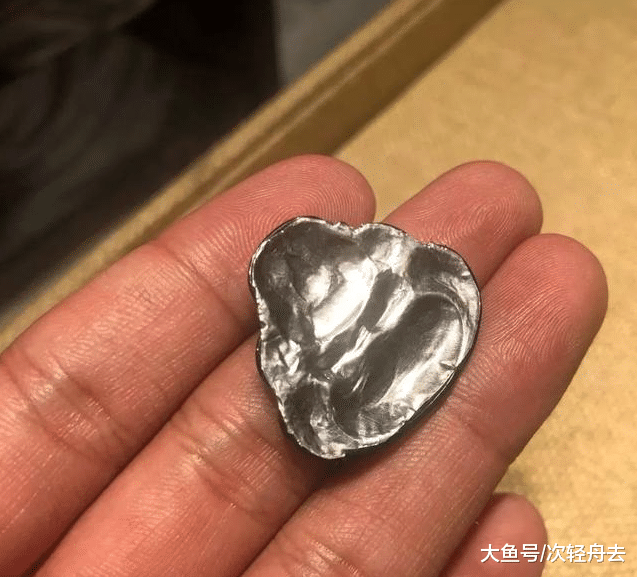 ＂一件小小的满绿玉佛，可以浮在水面，背后倒下的大批玉商＂