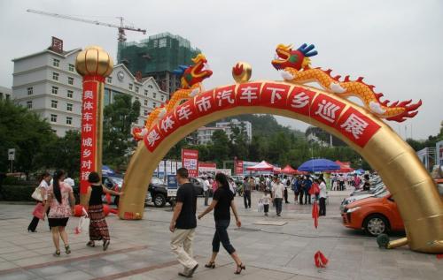 汽车下乡少数人受益 不如帮农民修路盖房实在
