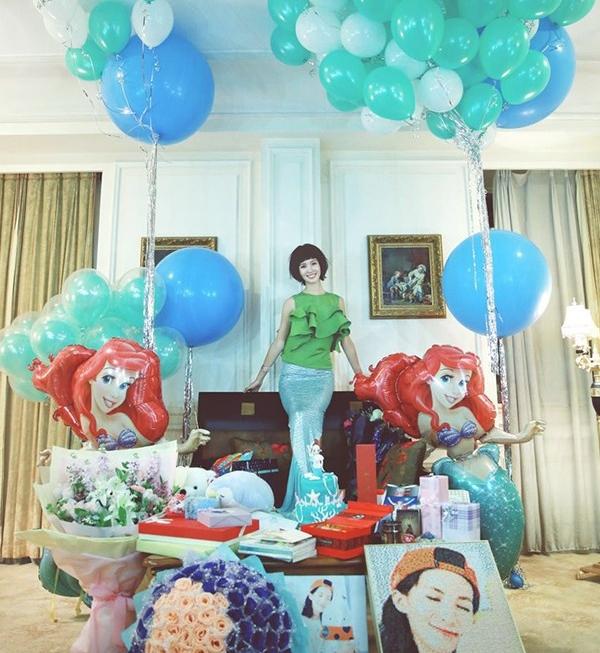 参观金晨现实住的豪宅，装修布置很气派，如今在家当豪门女神