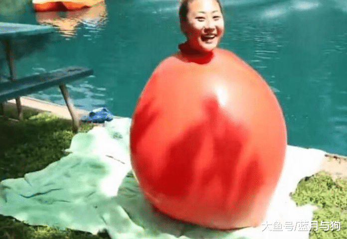 女子身穿“气球”进入水池，正要上岸时，悲剧却发生了