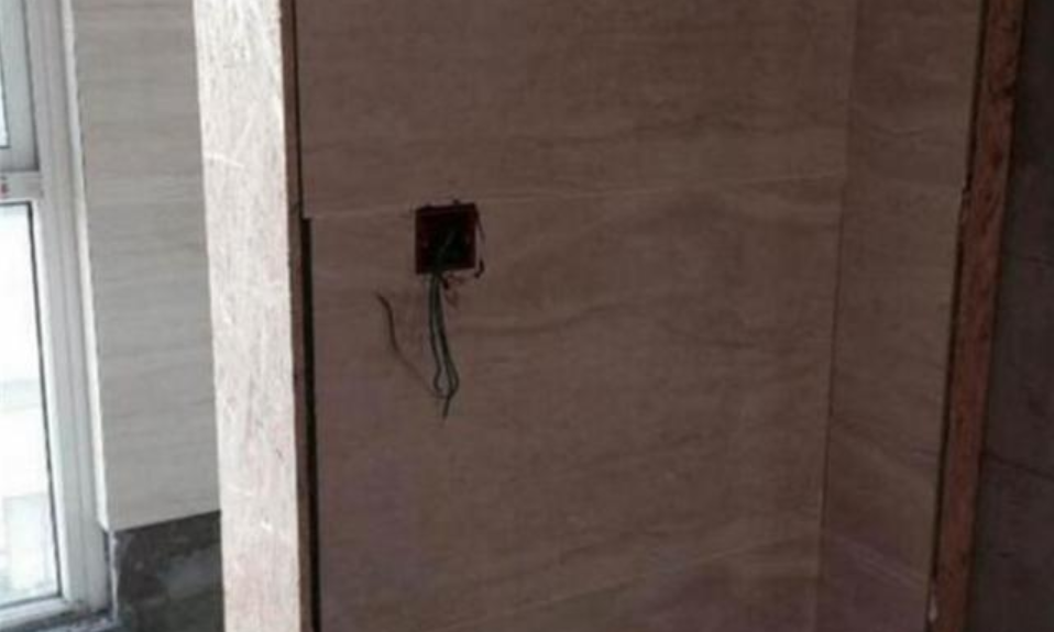 开关插座被遮挡，泥工让电工来处理，电工直说：你自己解决