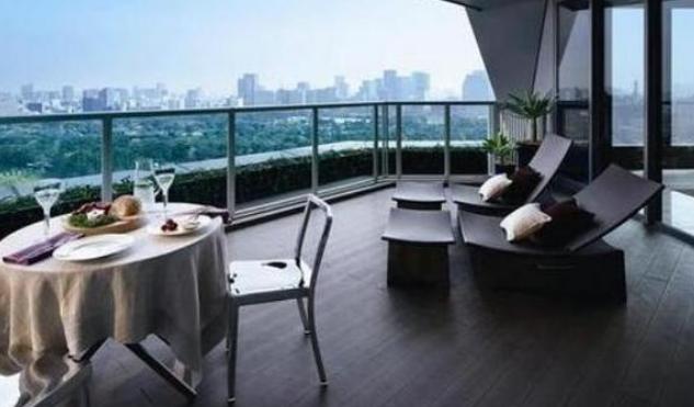 参观靳东在上海的豪宅，光阳台就十几米长了，这套房子至少值千万